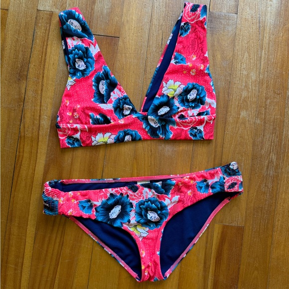 Billabong - Athena Plunge Long Line Bikini Top and Lowrider Bottom - Small - Picture 5 of 7